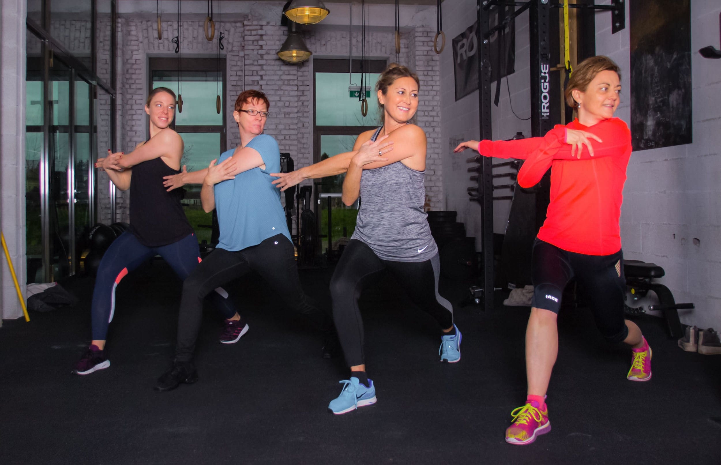 Vier Damen während des Ladies Fit and Fun Kurses beim Dehnen der Armmuskulatur